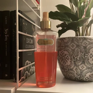 Victoria secret parfym  - Säljer min Victoria secret parfym den gamla varianten, 40kr plus frakt. Locket hittar jag ej
