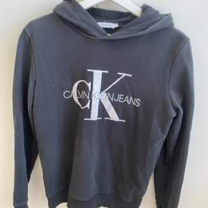 Hej just nu säljer jag min jätte fina Calvin Klein hoodie som är jätte skön och bra skick🤍