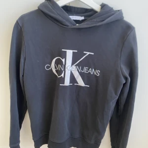 Calvin Klein  - Hej just nu säljer jag min jätte fina Calvin Klein hoodie som är jätte skön och bra skick🤍