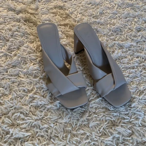 Hm klackar beiga  - Beiga hm klackar stl 39. Aldrig använda. Originalpris 400kr 