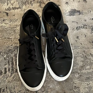 Lädersneakers från Rizzo - Säljer dessa fina sneakers från Rizxo som inte säljs längre. Använda en gång!  Köpta för ca 1200kr. Strl 40