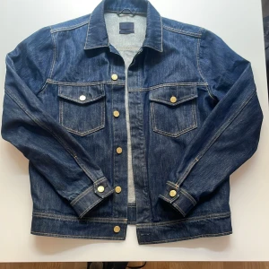 Jeansjacka Filippa K - Skick: En säsong gammal, Fläckfri/som ny Stil: Mörkblå jeansjacka från Filippa K 