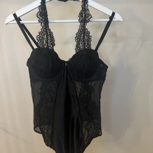 Body från Hunkemöller - Jättesnygg body i storlek 75B från Hunkemöller. Använd ett fåtal gånger!