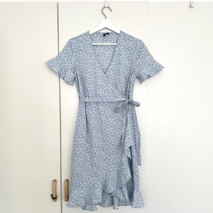 NY! VERA MODA Klänning strl S Nypris 349:- - Ny!  VMHENNA 2/4 WRAP FRILL DRESS NOOS i strl S