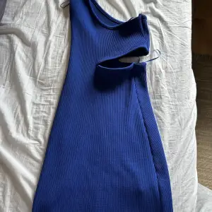 Blå kort klänning från Bershka. Mycket bra skick då en aldrig är använd. Ribbad och i fint material.