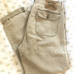 Vintage Levi’s byxor från Italien  - Jättejättefina byxor från Levi’s som inte längre kommer till användning. Köpta secondhand i Italien. Storleken är W33/L34 men jag skulle säga att dom är mycket mindre. Jag själv är en W28/L32 och dom passar mig!💓Skriv för fler bilder💓