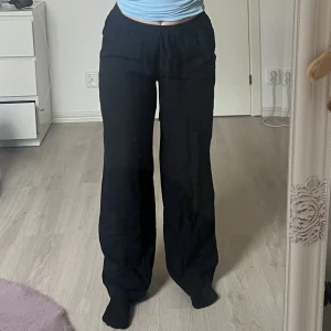 Svarta Linnebyxor  - Säljer dessa linnebyxor från Nelly, aldrig använda. Köpt för 399 säljer för 200kr. Storlek 34 men går även till storlek 36 som jag i vanliga fall brukar ha✨