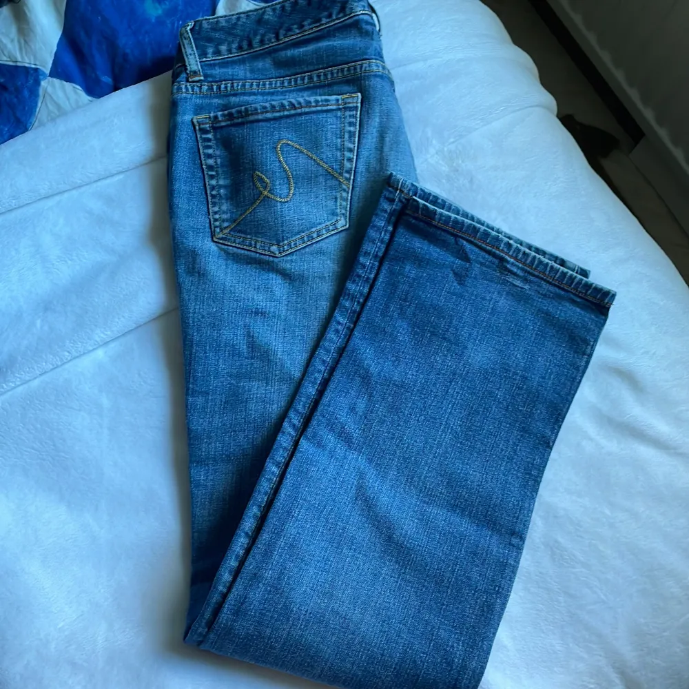 Ett par skitfina ljusblåa jeans från Cue i storlek 40. Lågmidjade och modellen straight (på mig ligger de lite bootcut). Färgen är jättefin och fickorna är lite coola! Har så mycket jeans att jag måste bli av med vissa par :( RESERVERADE!!!. Jeans & Byxor.