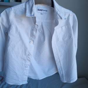 En vit stillig skjorta till barn