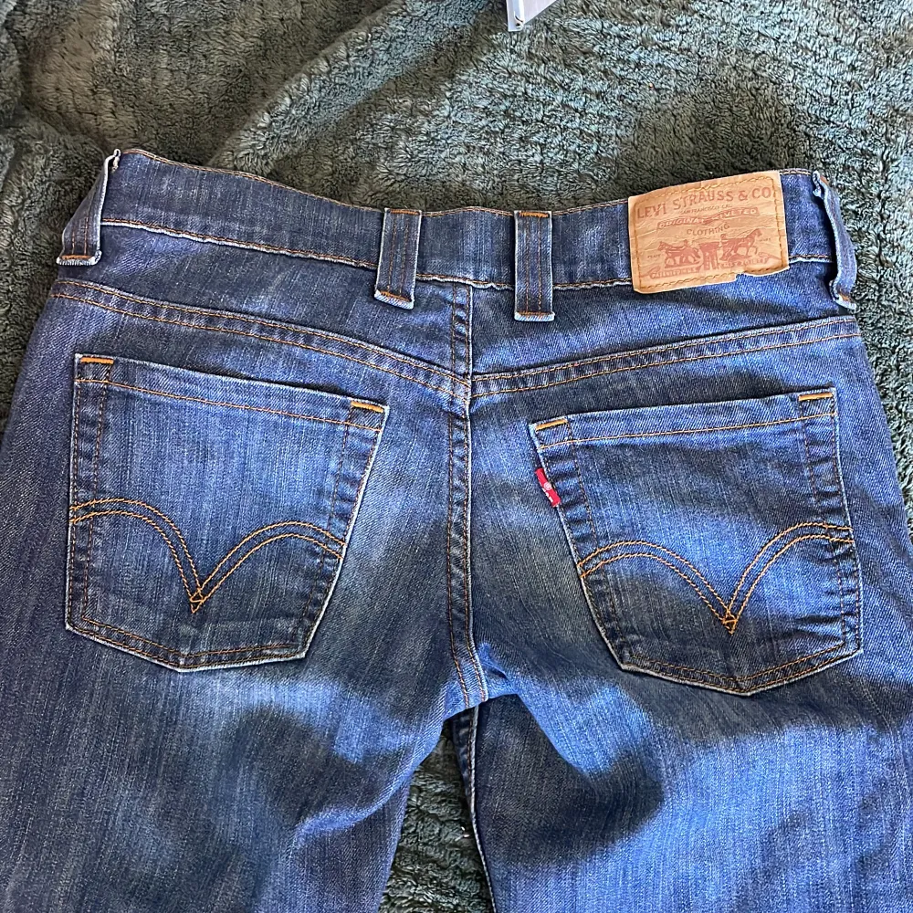 Snygga levis jeans, hittat seconhand. Aldrig använt så därför väljer jag att sälja dom!. Jeans & Byxor.