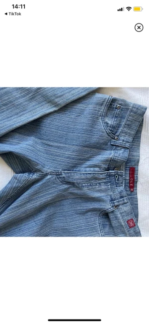 Vintage byxor  - Säljer dessa vintage byxor som jag köpt här på Plick. De är lite utsvängda. Passar inte mig riktigt 