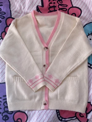 Kawaii cardigan  - Aldrig använd och bra kvalitet! Säljer pga är för liten för mig och kommer då inte till användning. Ifall du vill köpa tryck på ”köp nu” då det blir mycket enklare! 💗