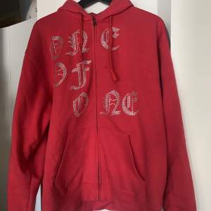 Säljer min röda one of one hoodie i strl L. Den är sparsamt använd och i väldigt fint skick. Alla rhinestones sitter kvar och den är aldrig tvättad.