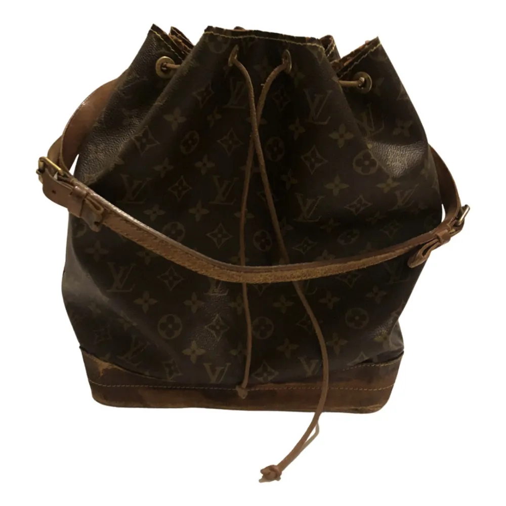 ÄKTA!! Säljer nu min älskade Louis Vuitton väska i modellen Noé, köpt från Vestiaire för några månader sedan. Acceptabelt skick, och därav priset❤️. Väskor.