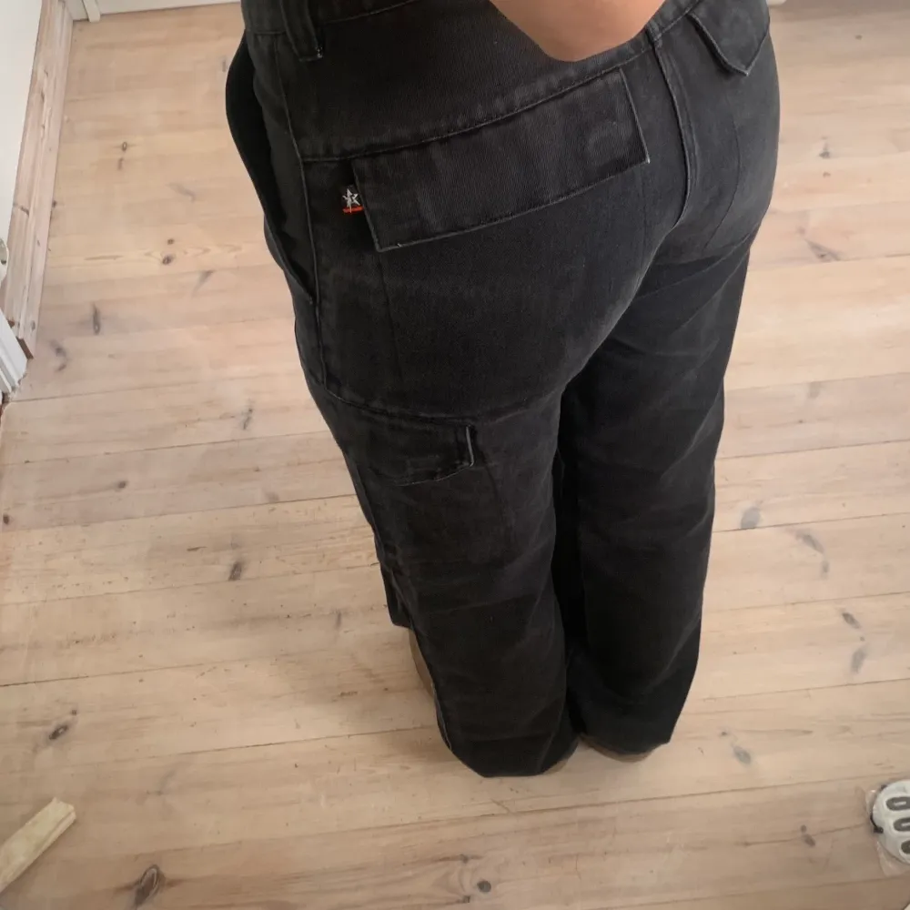 Super snygga mid waist svarta cargo pants💓 i storlek 29/32🌟 från texstar💘. Jeans & Byxor.