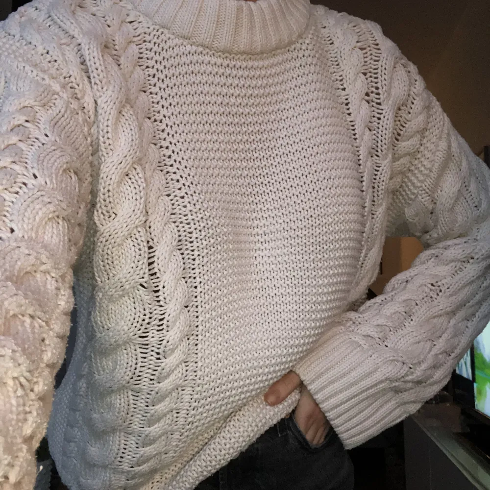 Kabelstickad oversize tröja från Gina Tricot i stl S. Endast använd ett fåtal gånger!. Tröjor & Koftor.