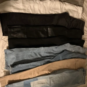 BYX PAKET BILLIGT  - Paket innehåller:  3st kostymbyxor  3st jeans  1st linnebyxor 1st läderbyxor (fake) 1st Manchesterbyxor Här finns märken som NaKd, Denim, Lindex, Gina Tricot, Biaggini.  De flesta är i nyskick!  L Alla passar bra på en 40-42 Nypris för allt över 3000kr