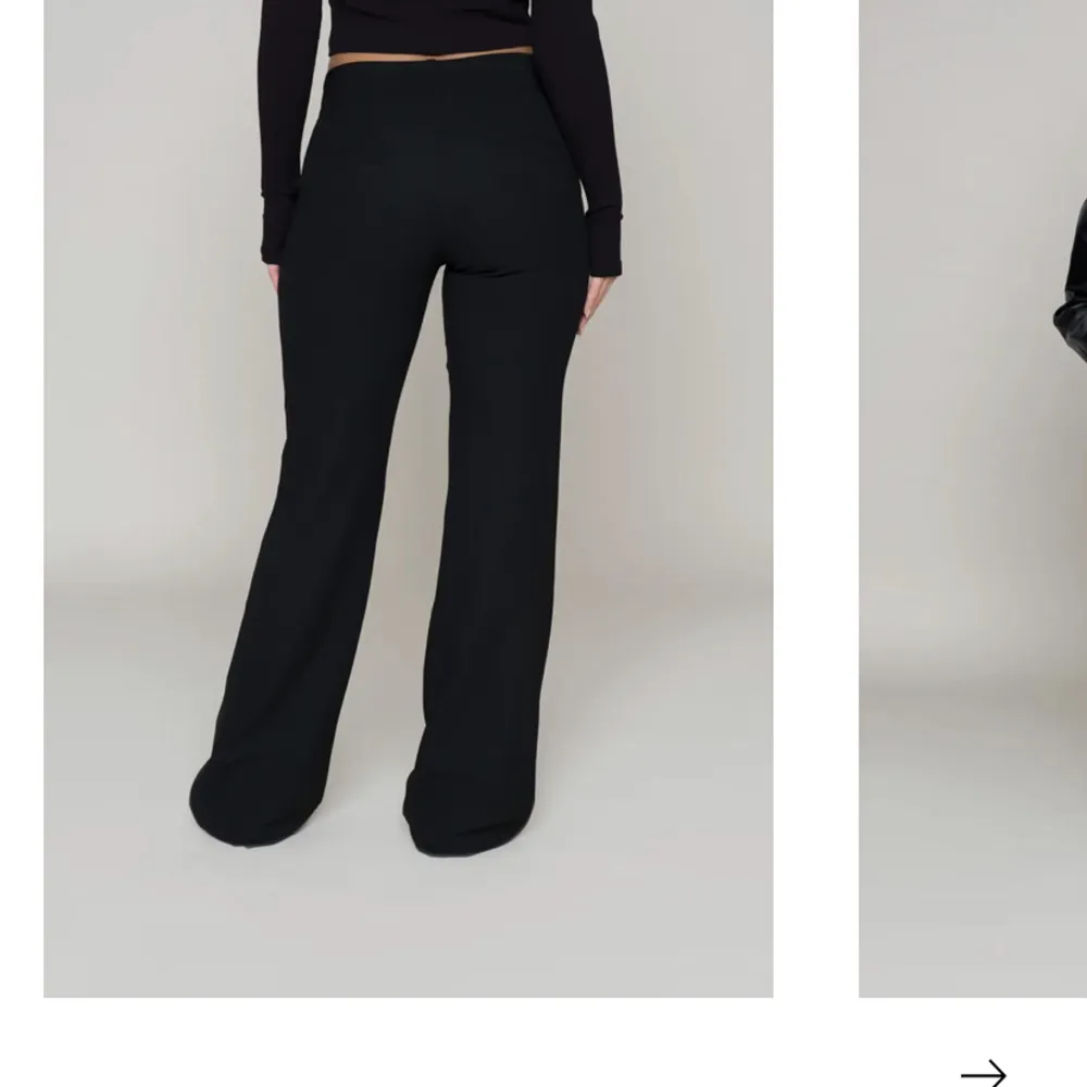 Hej jag säljer mina svarta kostymbyxor från LXA ursnygg passform och sån bra kvalite och även långa modellen på bilden är 175 cm. Dem är helt nya och har prislappen kvar. Nypris på hemsidan är 899kr, vid frågor är det bara att höra av sig💖💖. Jeans & Byxor.
