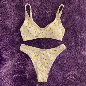 Bikini - Säljer min jättesöta bikini som köptes förra sommaren. Den är knappt använd så i fint skick☺️
