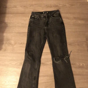 Gina perfect jeans  - Säljer mina mörk gråa jeans från Gina då jag vuxit ut dem. Dem är lägre i midjan men hål på ena knät. Är i bra skick! Hör av dig för fler bilder