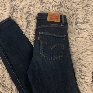 Levis Jeans - Ett par Levis jeans som är änvönda endast en gång säljer pgd att den it har kommit till användning❤️Priset går att diskutera💞Fina att ha inga hål elle förstörda ställen💙❤️Nypris 700kr