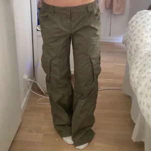 gröna cargos - Lågmidjade gröna cargo pants från h&m i storlek 36, passar dig som är under 160 ❤️