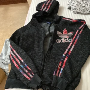 Adidas kofta - En adidas tjockkofta som inte kommer till användning längre. Den är så fin men tyvärr så går den inte på mig. Är jättemysig. Köparen står för frakten ❤️
