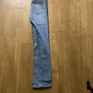 Tight jeans/High waist Harperˋs - Hej jag har bara använt dem 1 gång dem är i ganska bra kondition.