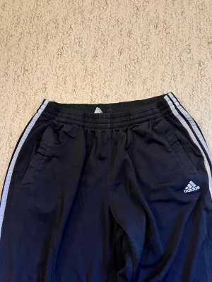 Adidas Byxor stl M  - Vintage kläder från Adidas väldig baggy för någon som älskar sådana! Har vuxit ifrån det 🤍💘