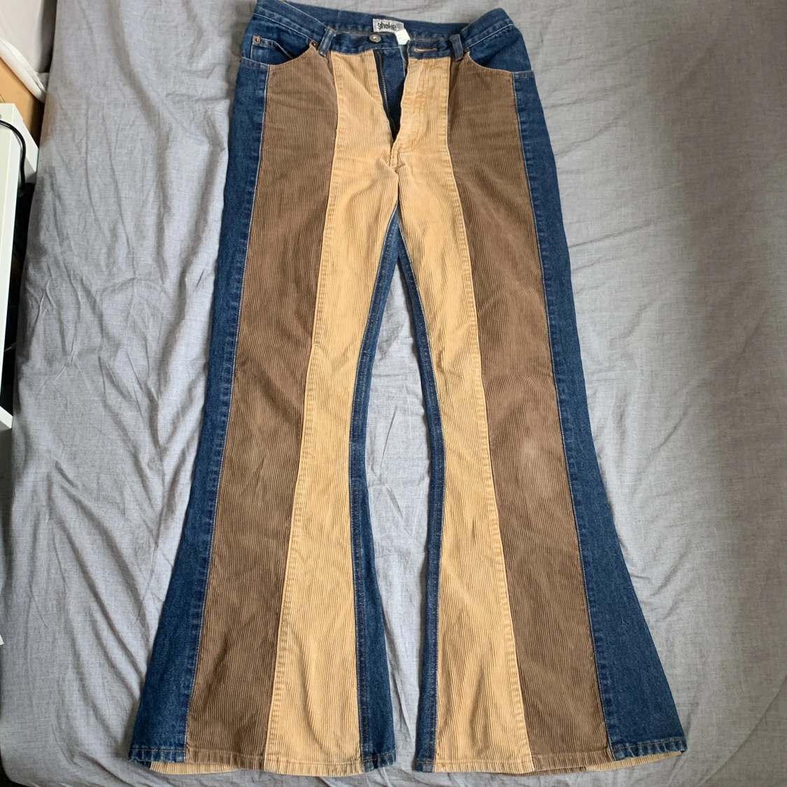 Utsvängda lågmidjade jeans
