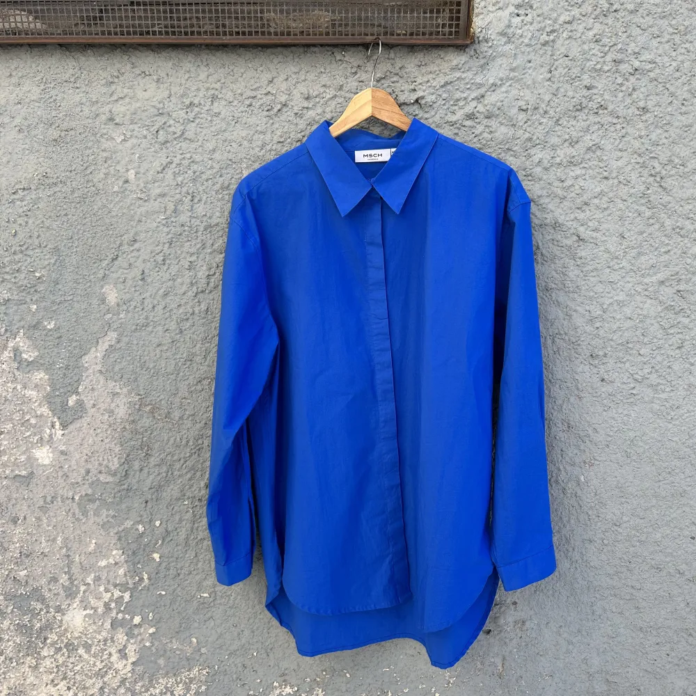 Kleinblå skjorta i 100% bomull. Köpt i Köpenhamn från märket Moss Copenhagen. Storlek M/L men sitter lagom oversized på mig som normalt bär stl S. Swish is queen 🛝🧿. Skjortor.