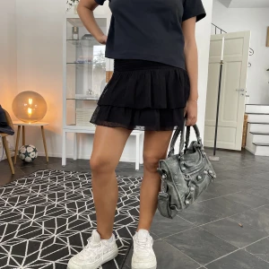 Skitsnygg Volangkjol - Säljer denna svinsnygga volangkjolen från Gina som passar både nu på vintern men kommer också va asnajs nu sommar!! Sparsamt använd. Pris 100kr den är en 38 men skulle säga att den passar en 36 också då de är stretch. 