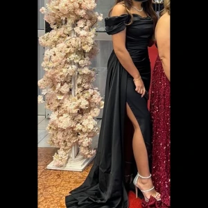 Svart festklänning  - Svart festklänning med släp på sidan 