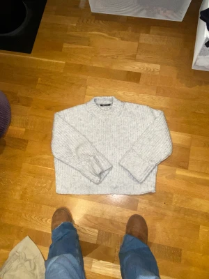 Grå stickad tjocktröja  - Grå croppad tjocktröja som bara inte passar min stil längre. Xs från Gina tricot. Använts en gång sen jag köpte den i december.