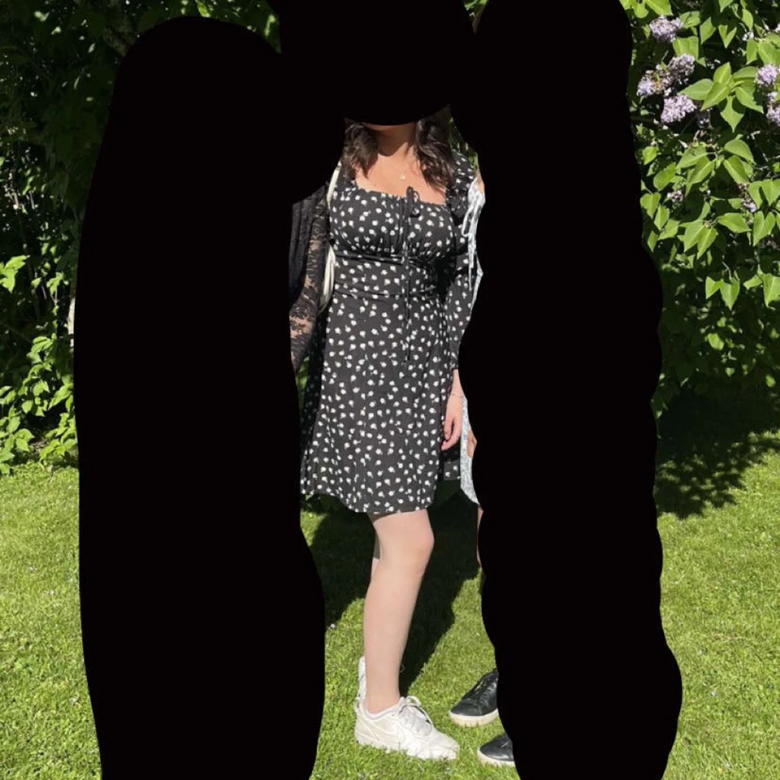 Svart blomning klänning! - 90