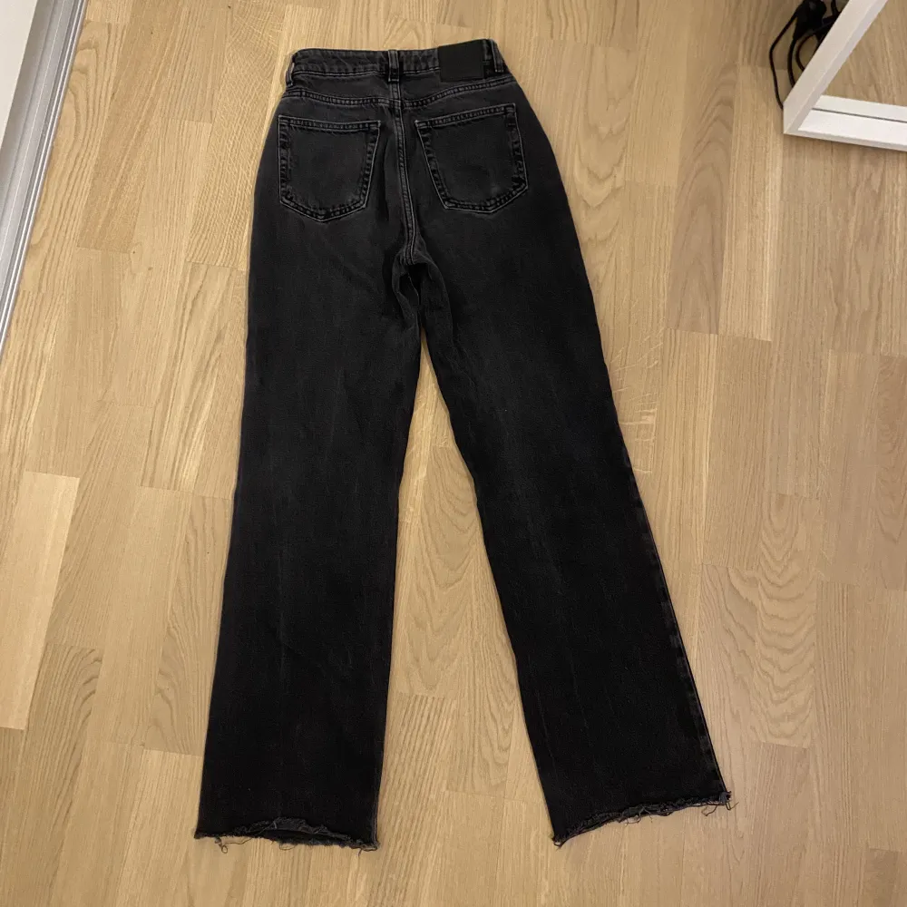 Säljer ett par svarta jeans i storlek 24/32. Använda fåtal gånger, kontakta mig om du har några frågor (pris kan diskuteras). Jeans & Byxor.