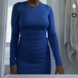 Blå klänning - Säljer denna helt otroligt fina klänningen, då den tyvärr inte kommer till användning😔den är endast använd en gång!