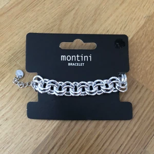 Armband - INTE ANVÄND. (Bara provad i bilden.) Silver armband från Ur&Penn, (märket Montini). Går att göra större och mindre på handleden.