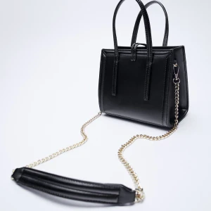 Väska från zara  - Säljer denna väska från zara som är slutsåld. Verkligen super fin men kommer inte till användning längre. Man får med två band 