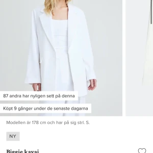 Vit blazer - Säljer denna helt nya blazern från bikbok med lappen kvar! Perfekt att ha till studenten över sinnstudent klänning ifall det blir kallt! 💕 storlek S o nypris 700 kr!