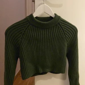 Stickad tröja  - Mörkgrön stickad tröja ifrån zara, som nyskick!