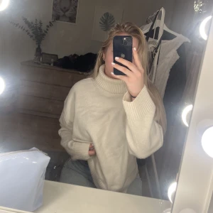 Stickad Polotröja  - Vit stickad polotröja i storlek M ☺️