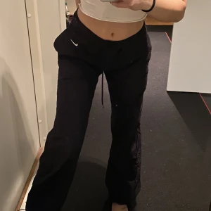 SVARTA NIKE CARGO PANTS - Cargo pants från nike. Deadstock.  Storlek Medium. Superfina! På bild 2 är det en fläck på spegeln och inte byxorna💕jag är 168 