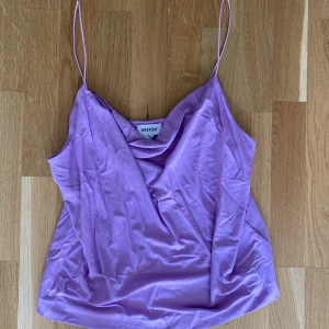 Lila linne - Superfint linne från Weekday som knappt blivit använt💕 Inga fläckar😊