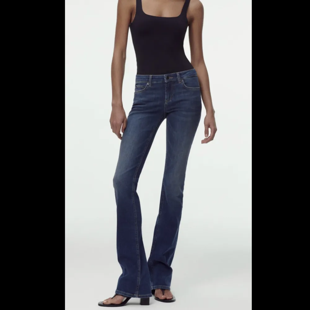 Säljer mina mörkblåa low waist bootcut jeans som är använda två gånger💕slut på zaras hemsida. Jeans & Byxor.