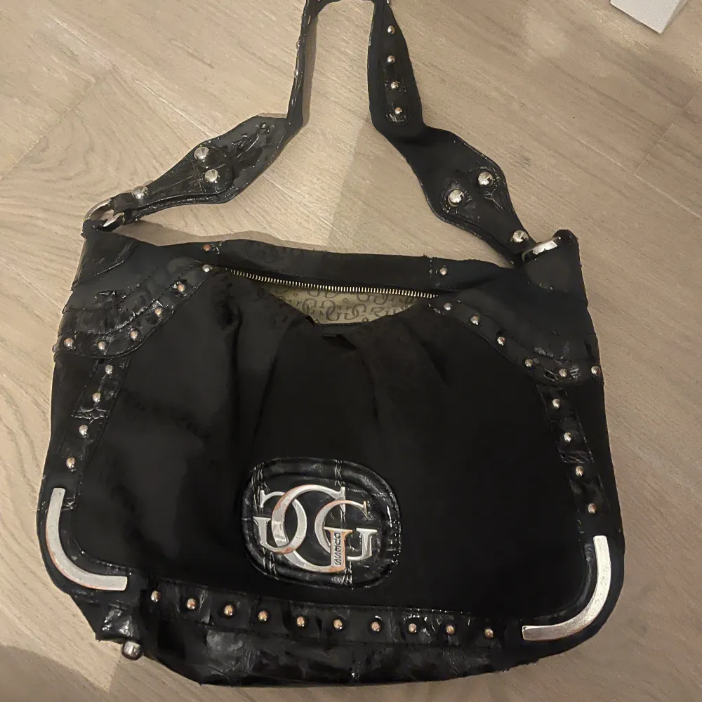 Super snygg guess väska som inte säljs längre! Super bra skick o inga defekter. Laukut & Käsilaukut.