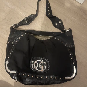 Guess väska  - Super snygg guess väska som inte säljs längre! Super bra skick o inga defekter