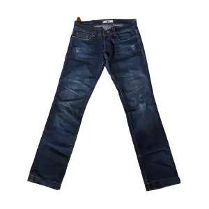 Snygga jeans från märket Fornarina Midjemått 83cm Innerbenslängd 84cm