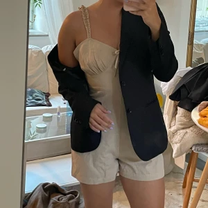 Byxdress i linne - Byxdress i linne, beige färg🤎 så fin till sommaren!!! Strl s!