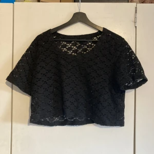 Tröja med mönster - T-shirt med blommor/mesh